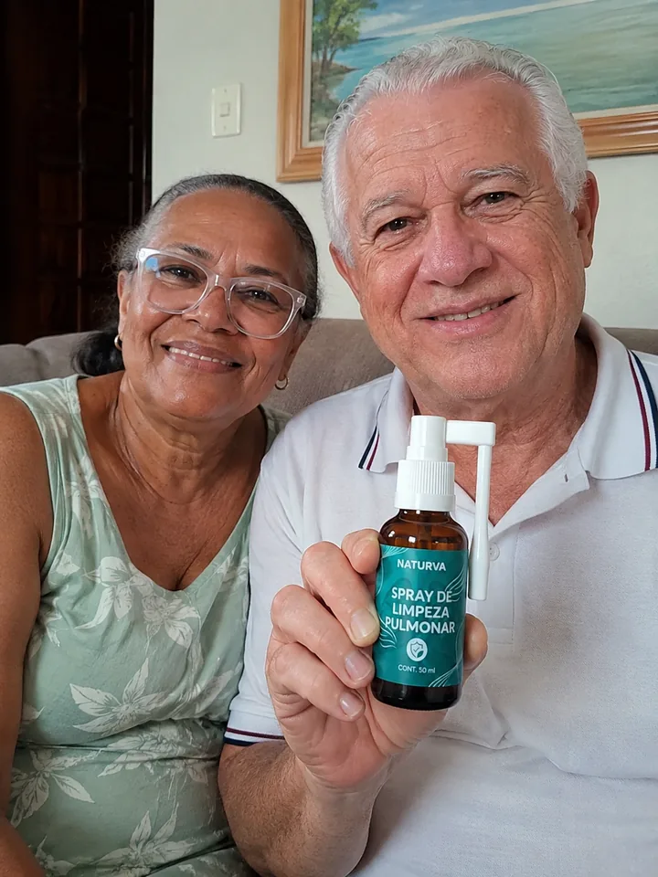 Casal em casa segurando o frasco do Naturva™ Spray de Limpeza Pulmonar