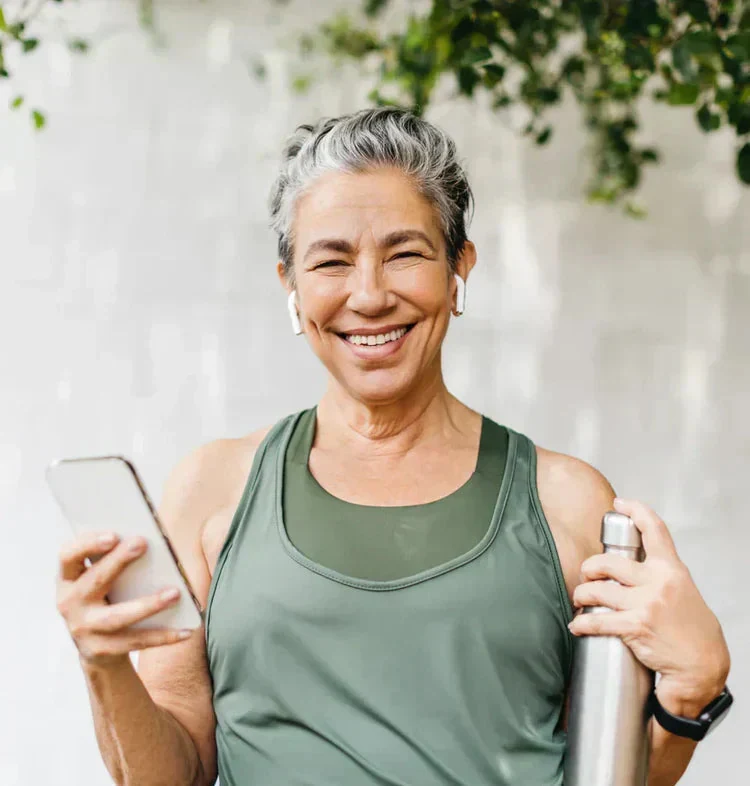 Mulher sorrindo ao ar livre, disposta e ativa